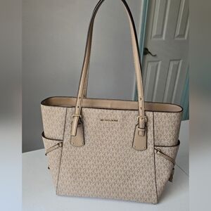 Michael KORS Voyager Monogram East-West Tote Bag